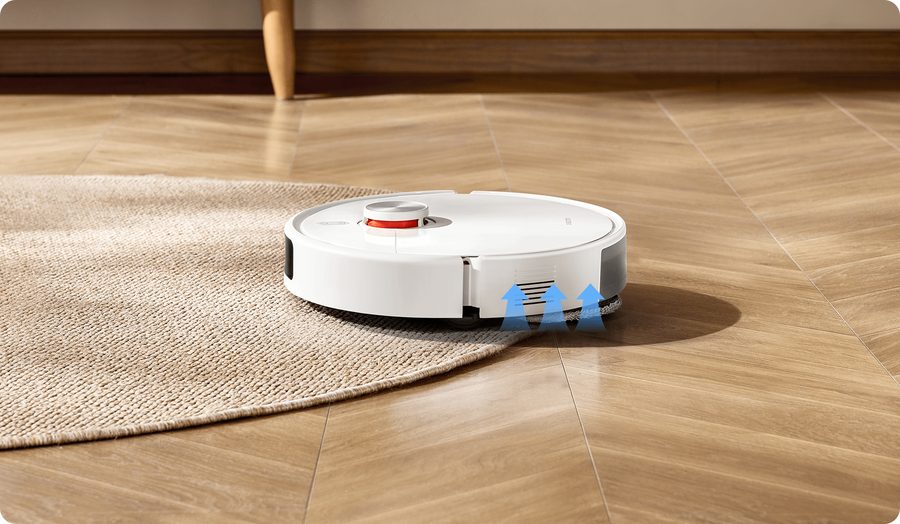 Xiaomi S40 Pro: Na borda do tapete, com o braço lateral estendido para alcançar o canto.